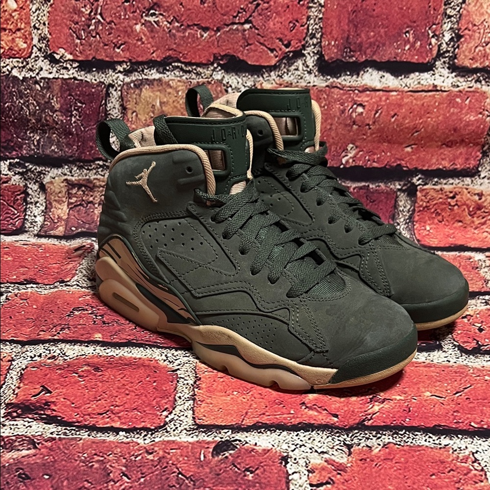 Jordan Men's Olive and Beige Sneakers